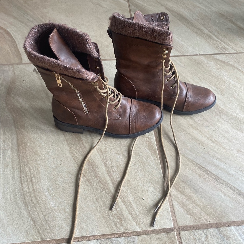 Combat boot. - Picture 2 of 3